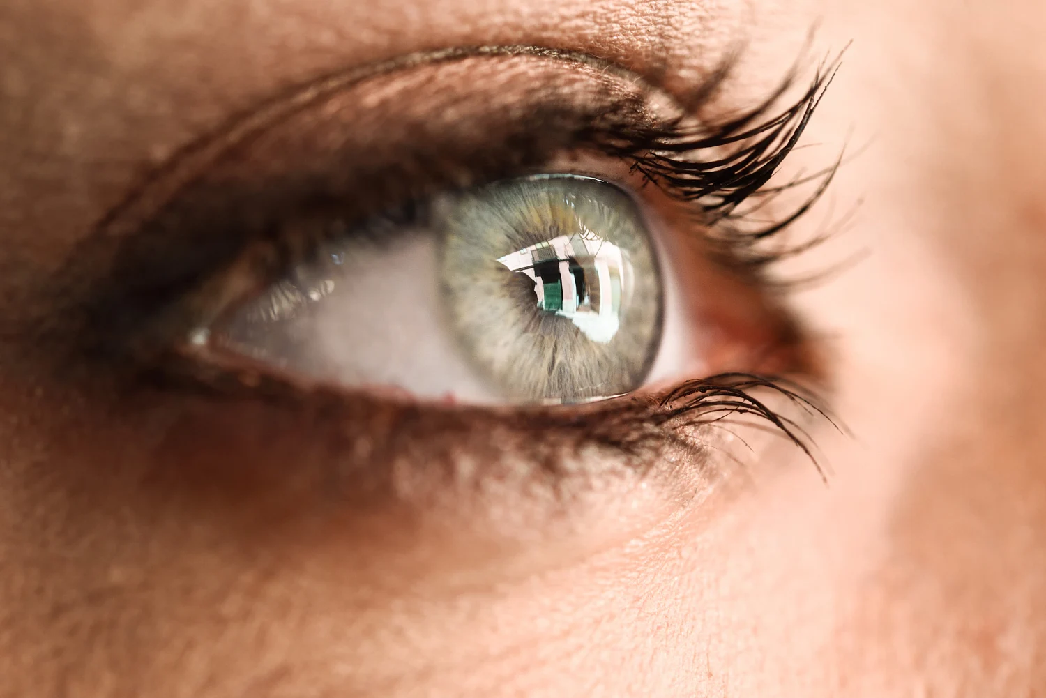 image du regard d'une femme reposé