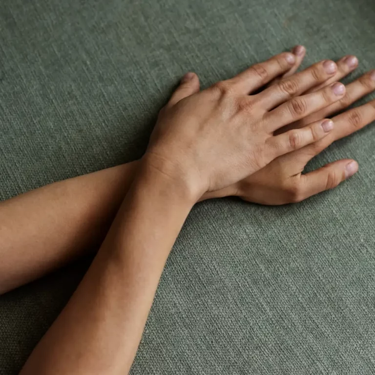 traitement des mains au cabinet esthétique du docteur julien vivier à Paris